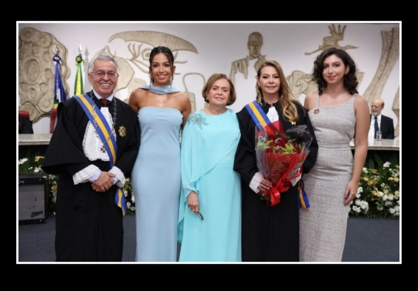 Na foto o Presidente do TRTMT Aguimar Peixoto , filha da empossada, Bárbara Caldas, a mãe da empossada Lourdes de Barros Caldas, a Desembargadora empossada, e sua filha Luiza Caldas.